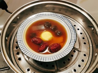 16、糖水鸡蛋,放入红枣 隔水炖10分钟 