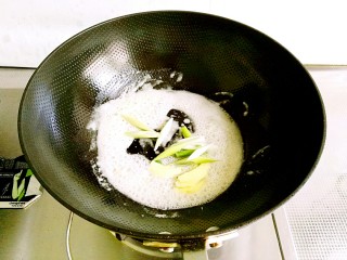 5、白菜豆腐汤,放入葱姜片，小火炒出香味