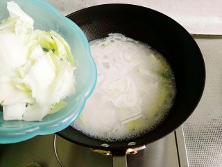 8、白菜豆腐汤,先放白菜帮子