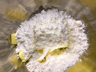 3、卡通饼干,黄油软化后加入糖粉