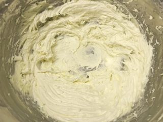 5、卡通饼干,打至蓬松状态,黄油泛白
