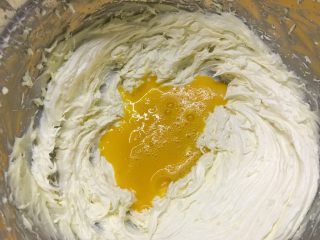 6、卡通饼干,分三次加入蛋液