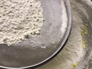 8、卡通饼干,筛入低筋面粉