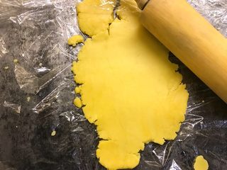 12、卡通饼干,在面团下面垫上保鲜膜,用擀面杖擀成4mm厚的面片