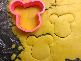 13、卡通饼干,将模具外圈放在面团上压出形状