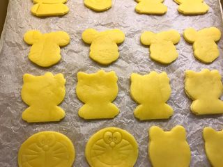 14、卡通饼干,取出放在烤盘上