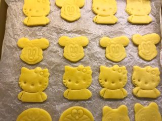 16、卡通饼干,烤箱预热150度,上下火烤20分钟