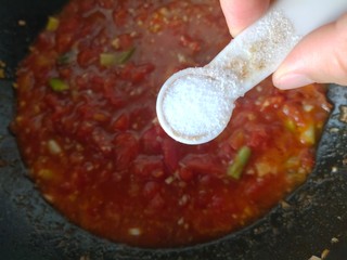 11、酸汤肥牛金针菇,加盐调味