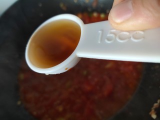 9、酸汤肥牛金针菇,加入料酒