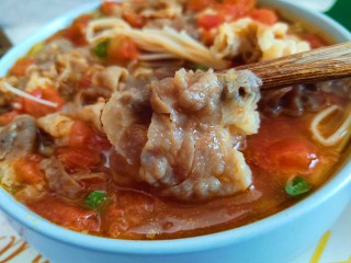 15、酸汤肥牛金针菇,再撒上些葱花就可以吃了