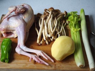 1、茶树菇干锅鸡,准备材料