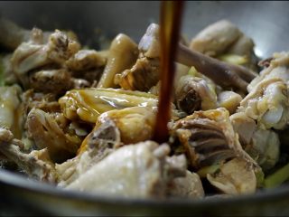 6、茶树菇干锅鸡,倒入生抽老抽香醋和水混合的酱汁