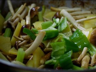 13、茶树菇干锅鸡,加入青椒