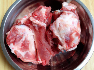 1、酸菜炖大骨,准备好大骨棒，跺开洗尽。