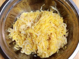 2、酸菜炖大骨,东北酸菜洗两三次，挤干净水份待用。