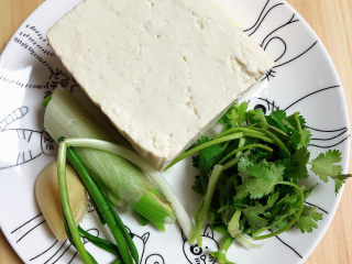 3、酸菜炖大骨,准备好豆腐、葱姜、香葱。