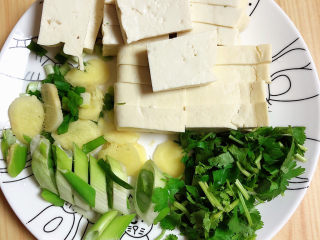 4、酸菜炖大骨,配菜切碎待用。