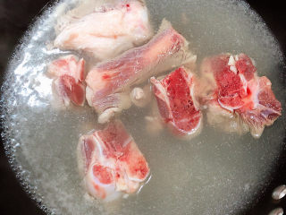 5、酸菜炖大骨,锅中烧开水，放入骨棒，煮去血水。