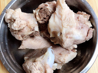 6、酸菜炖大骨,冲去血水沫子，洗干净骨棒。