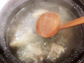 8、酸菜炖大骨,倒入1500ml水，煮开锅后，撇除漂浮的沫子。