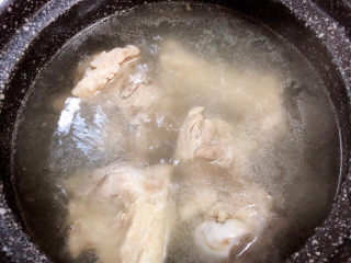 9、酸菜炖大骨,盖盖儿，中小火炖煮30分钟。