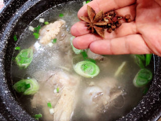 11、酸菜炖大骨,再放入大料和花椒。