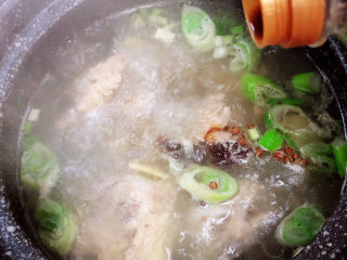 12、酸菜炖大骨,再放入蚝油、生抽。