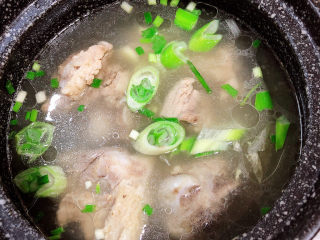 10、酸菜炖大骨,砂锅中放入葱姜。