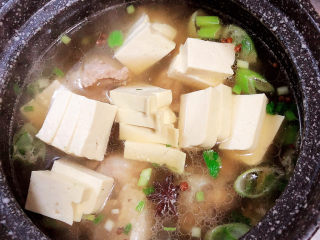 13、酸菜炖大骨,再放入一些豆腐。