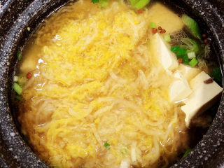 14、酸菜炖大骨,最后放上一层酸菜。盖盖儿炖煮10分钟。