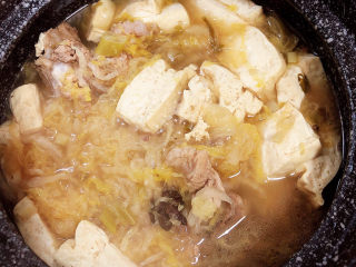 16、酸菜炖大骨,继续盖盖儿炖煮10分钟。