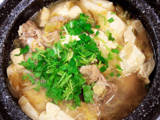 17、酸菜炖大骨,炖骨和食材都已入味后，撒上香菜末，出锅喽！