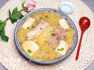 18、酸菜炖大骨,一盆酸爽有营养的酸菜炖大骨就上桌了！