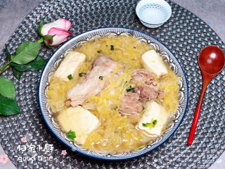 19、酸菜炖大骨,配上嫩嫩的豆腐，好吃到爆哦！