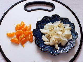 3、百合酒酿苹果核桃羹,把橘子剥皮后，一瓣瓣也剥出来备用。