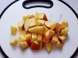 4、百合酒酿苹果核桃羹,苹果洗净后用刀切成小块备用。