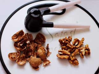 5、百合酒酿苹果核桃羹,先把核桃用工具去掉外壳。