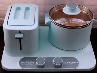 8、百合酒酿苹果核桃羹,盖上盖子大火烧开后转小火慢慢炖5分钟左右。