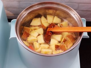 10、百合酒酿苹果核桃羹,加入切块的苹果。