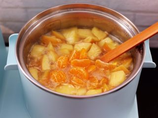 13、百合酒酿苹果核桃羹,这个时候可以放入橘子了。