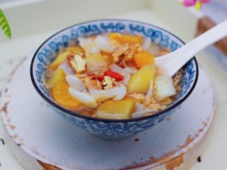 15、百合酒酿苹果核桃羹,酸酸甜甜又营养的百合苹果酒酿核桃羹就出锅咯。