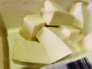 1、豆腐鸡蛋羹,豆腐半盒