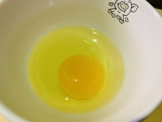 2、豆腐鸡蛋羹,鸡蛋一个先打入碗