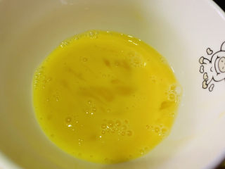 3、豆腐鸡蛋羹,打散