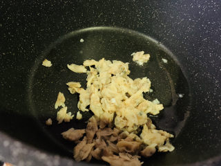 4、豆腐鸡蛋羹,锅加食用油，倒入泡发的蛤蜊干