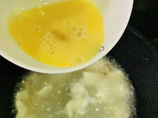 9、豆腐鸡蛋羹,加入蛋液