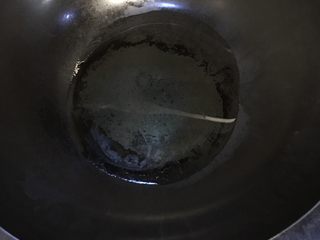 6、低卡番茄豆腐汤,倒入油