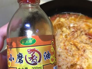 14、低卡番茄豆腐汤,倒入香油