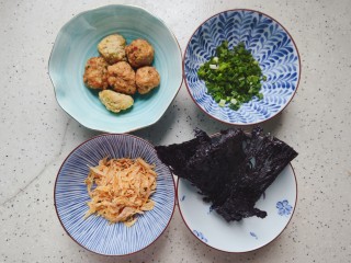 1、紫菜虾皮汤,首先我们准备好所有食材