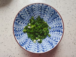 2、紫菜虾皮汤,小葱我之前已经洗净切好了